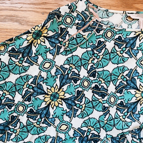 Winged sleeve patterned dress - Picture 3 of 3